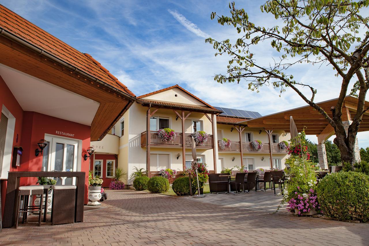 Hotel-Restaurant Teuschler-Mogg Bad Waltersdorf Inklusiv Genusscard Экстерьер фото
